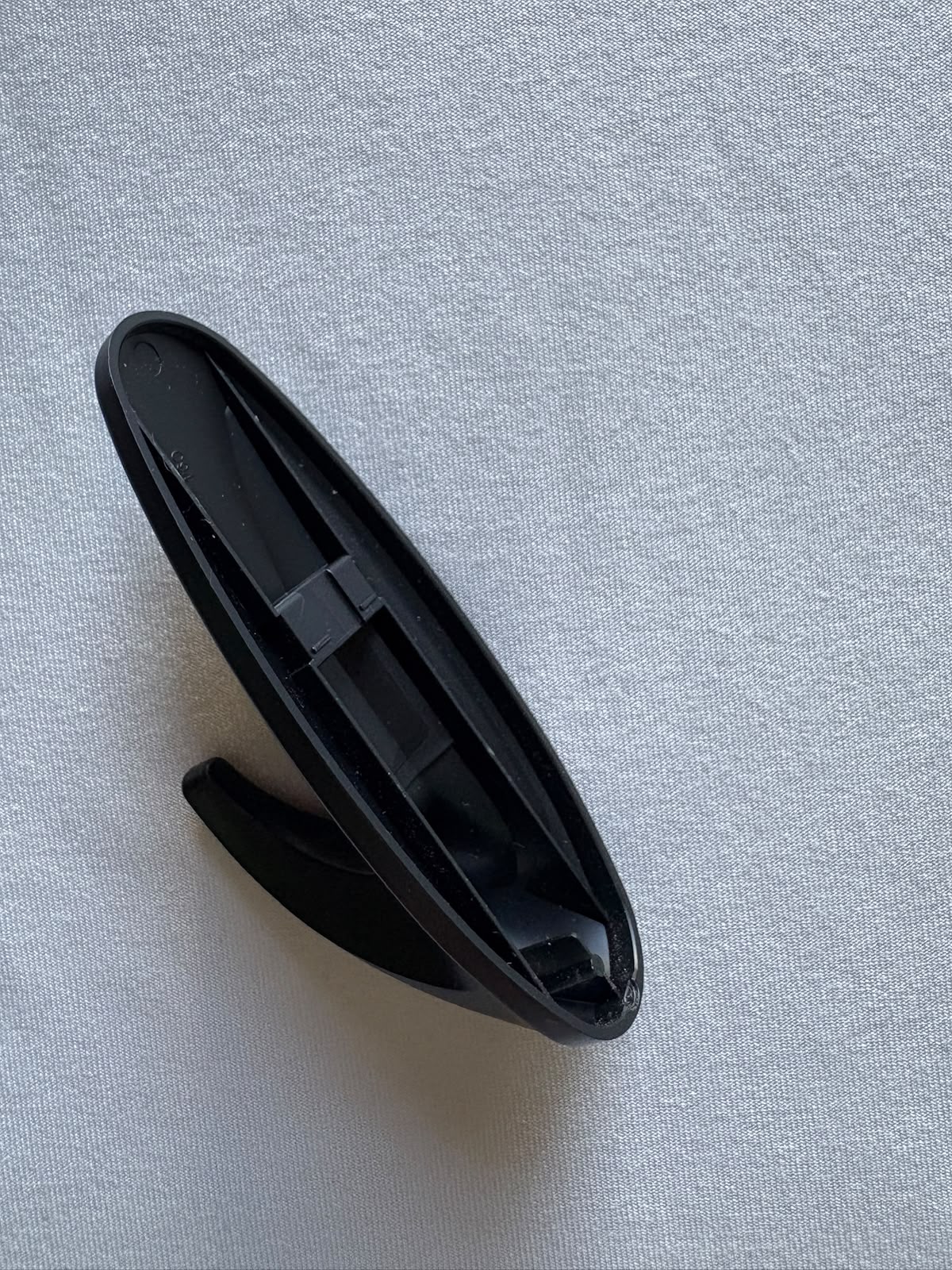Pieza manufacturada negra vista por su interior sin el componente backplate, defecto clasificado como sin backplate por VisionQA